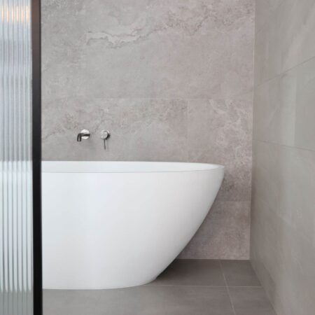 Everest Stone look Matt Tile real life photo. This tile features up to 36 random faces, enhancing the variation of tiles and stone. This creates an even more authentic ambiance for your surroundings,
